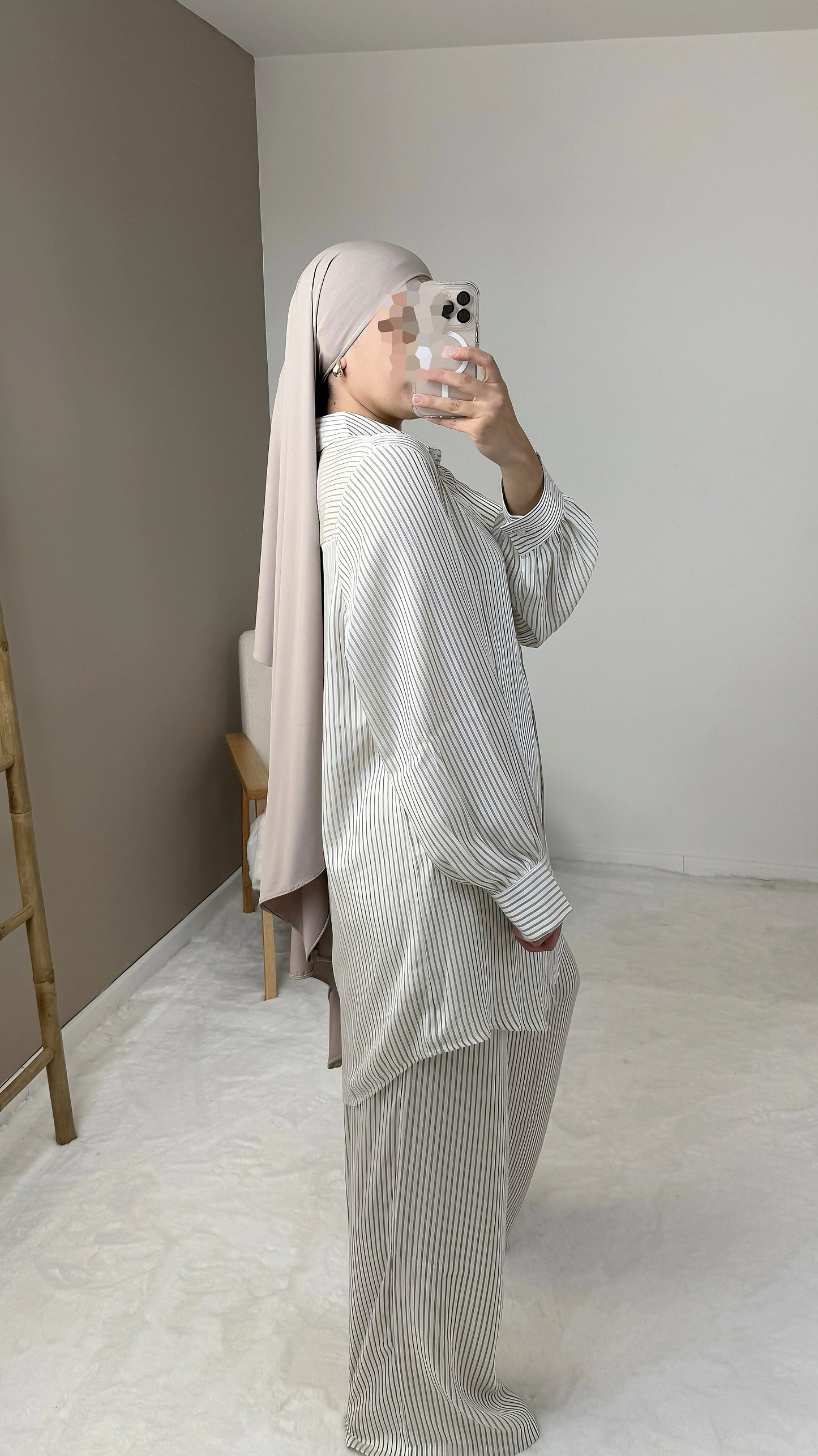 WHITE SET WITH TAUPE STRIPES