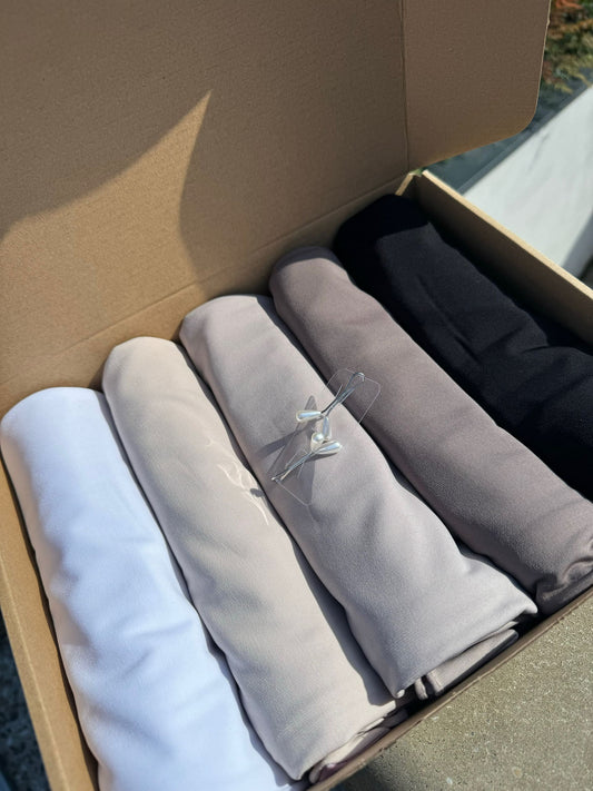 coffret 5 hijabs sur un dégradé de ton soft (blanc, beige, ivoire, taupe et noir) en jersey prenium luxe