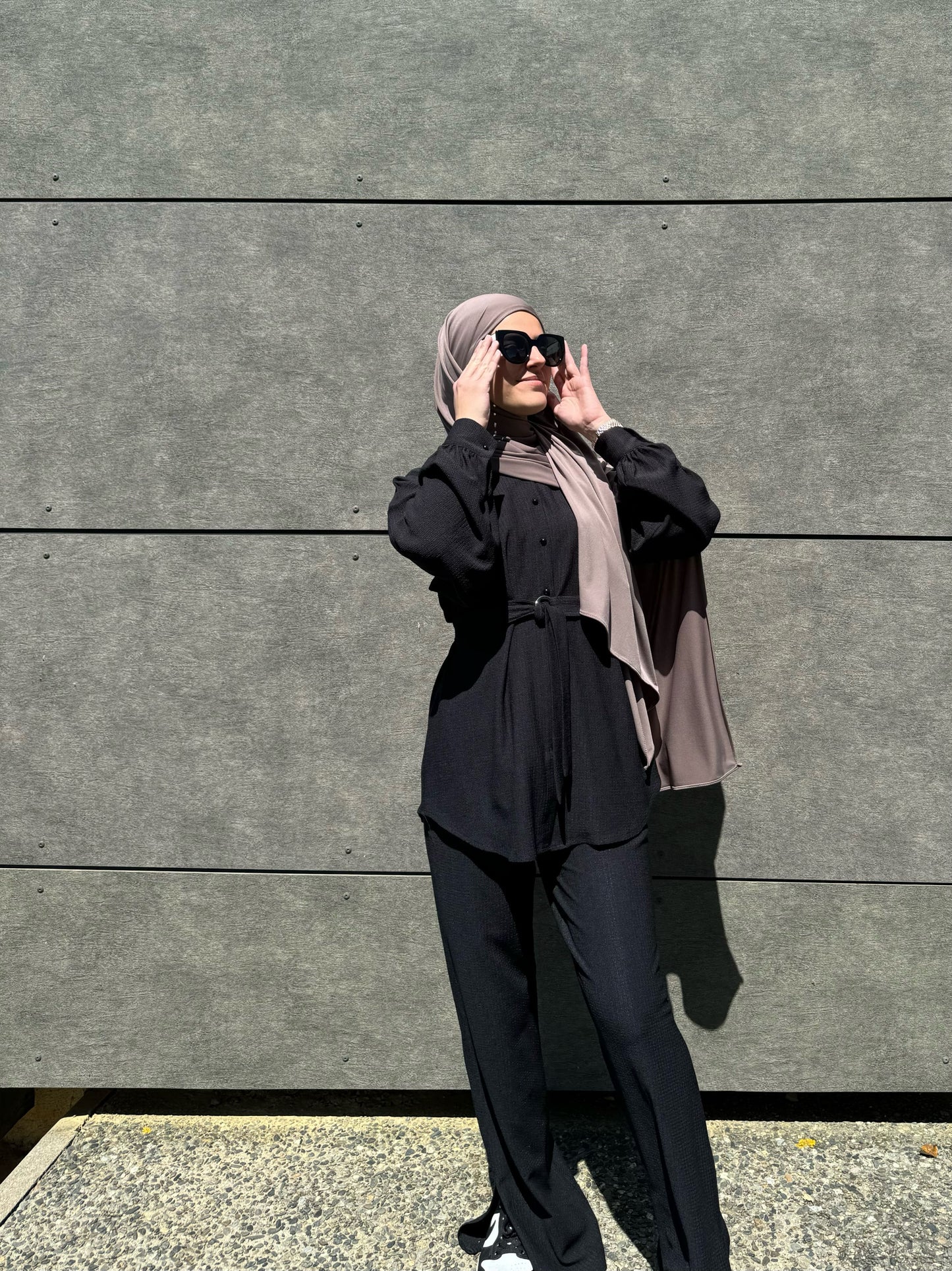 ensemble chemise et pantalon fluide et long noir avec ceinture à la taille