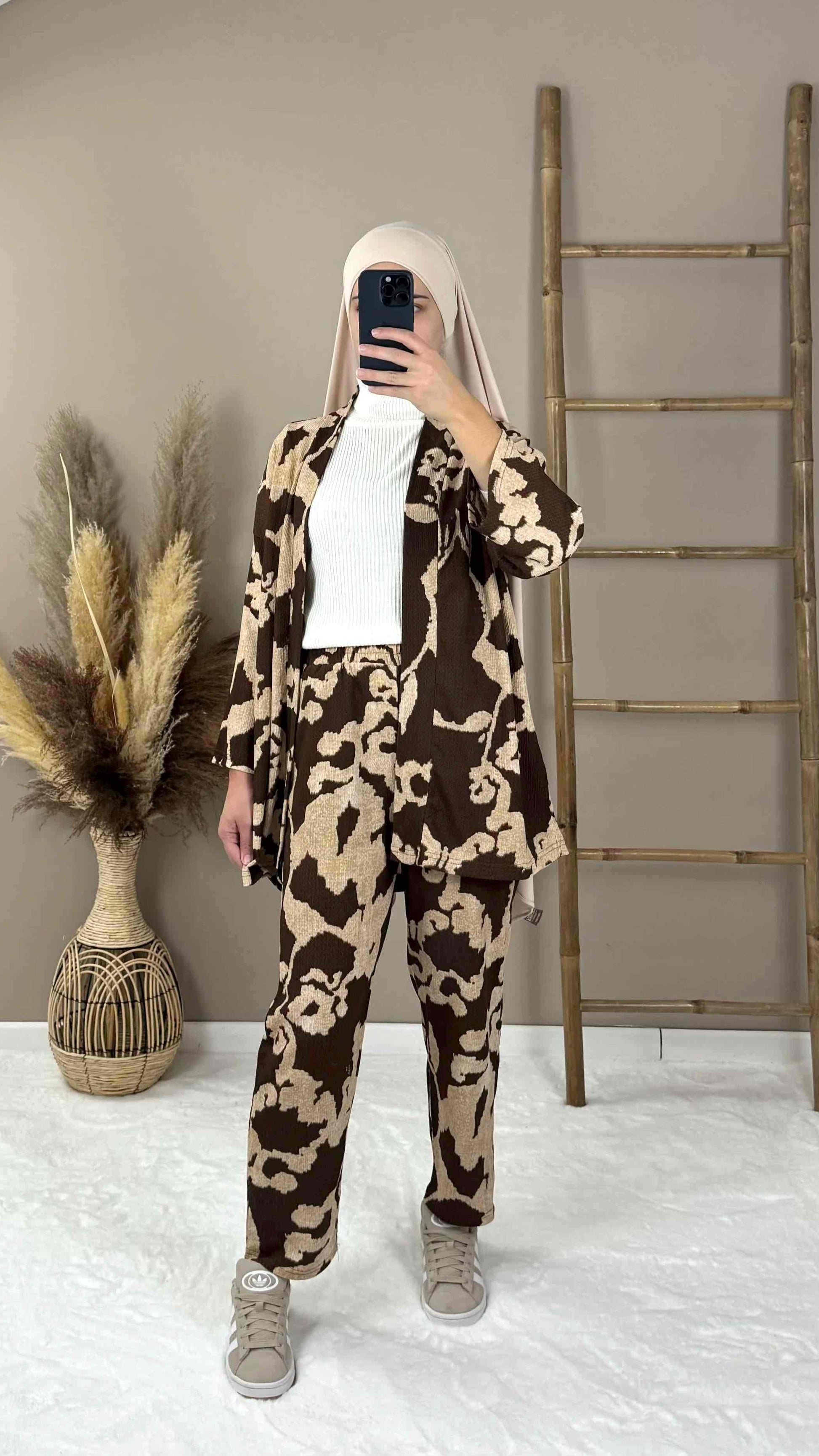 ensemble gilet et pantalon à motif beige et marron 